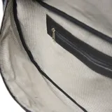 Riñonera de cuero color negro, con forma curva y textura granulada. Posee dos compartimentos frontales con cierre y un bolsillo interno con cierre. Incluye correa ajustable para llevar al hombro o cruzada.