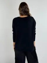 Sweater negro de punto con cuello redondo y apliques de lentejuelas plateadas.