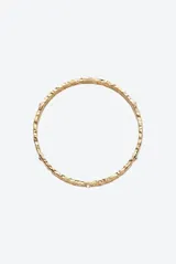 Pulsera rígida de metal dorado con acabado texturizado y pequeños cristales incrustados a lo largo de la pieza.