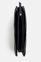 Cartera pequeña color dorado metálico con cierre superior. Presenta tachas plateadas decorativas a lo largo de los bordes superior e inferior.