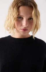 Sweater de punto de corte amplio y textura mullida, con cuello redondo y mangas largas con puños acanalados. Confeccionado en una mezcla de lana y alpaca de alta calidad.