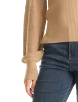 Buzo de tejido combinado marca Zac & Rachel, color beige, con cuerpo de punto acanalado y mangas con diseño calado. Presenta cuello redondo y puños ajustados.