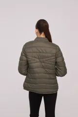 Campera puffer verde militar con cierre frontal y bolsillos laterales con cierre.