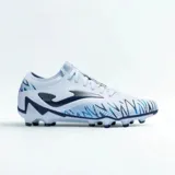 Championes de fútbol Joma modelo Striker, color celeste con detalles en azul oscuro y blanco. Presentan un diseño con estampado gráfico lateral, logo de la marca y suela con tapones para césped natural.