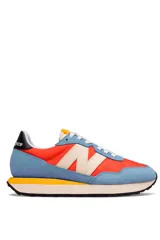 Championes New Balance WS237 con diseño inspirado en el running retro, confeccionados con base de tejido rojo, revestimientos de gamuza celeste y detalles en beige, negro y amarillo.