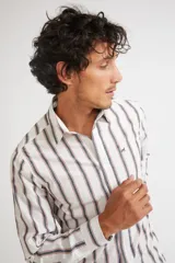 Camisa de manga larga con cuello clásico y cierre frontal abotonado. Presenta un estampado de cuadros en tonos azul marino y rojo. Confeccionada en algodón, cuenta con un corte slim fit y logo bordado en el pecho.