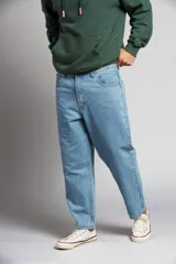 Pantalón jean Rusty de corte relaxed fit, color azul claro, con diseño clásico de cinco bolsillos y presillas para cinturón.