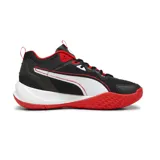 Championes deportivos Puma modelo Playmaker 2023, con diseño en color negro, blanco y rojo. Presentan una estructura de malla transpirable con refuerzos sintéticos, entresuela blanca amortiguada y suela de goma roja con textura antideslizante.