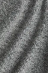 Sweater de punto suave con corte holgado, mangas raglán y cuello redondo. Presenta terminaciones acanaladas en cuello, puños y bajo.