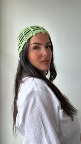 Gorro tipo bandana de hilo color verde manzana, tejido a crochet con diseño de red.