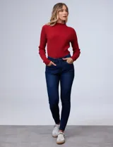 Jean elastizado de tiro alto y pierna skinny, marca One Five One. Tiene pretina con pasadores, botón y cierre. Delantera y trasera con bolsillos.
