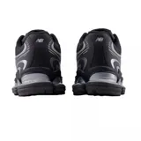 Championes urbanos New Balance modelo ABZORB U2000, color negro con detalles en gris. Presentan un diseño técnico con malla transpirable, refuerzos sintéticos y una suela con tecnología de amortiguación visible.