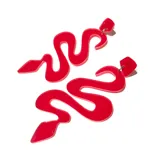 Aros colgantes plateados con forma de serpiente.