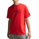 Remera de manga corta Nike, color rojo, con cuello redondo y estampado gráfico frontal con el logo de la marca y la palabra AIR en negro. Incluye una pequeña etiqueta negra con el logo en la manga.