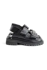 Sandalias negras de cuero con plataforma y hebillas metálicas.