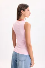 Musculosa de rib color rosado, de corte al cuerpo y escote redondo.