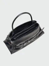 Cartera tipo shoulder bag Marc Jacobs The Satchel, color negro, de diseño estructurado con detalles de hebilla decorativa frontal y correa de hombro ajustable.