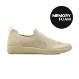 Championes deportivos Korium Confort Idelia de color beige, confeccionados en tejido knit transpirable sin cordones, con plantilla de memory foam y suela flexible.