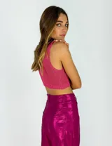 Top tejido plateado con breteles anchos y escote en V.