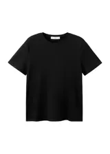 Camiseta básica de algodón color negro, con mangas cortas y cuello redondo.