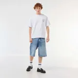 Bermuda de denim de corte baggy, en color azul con efecto lavado, de estilo holgado.