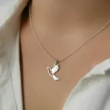 Collar con cadena de eslabones tipo bolita y dije colgante con forma de picaflor en vuelo, fabricado en plata 925.