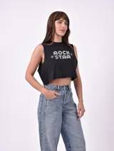 Musculosa corta negra con estampado frontal de letras blancas con estrellas.