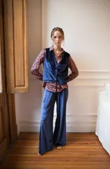 Chaleco de terciopelo azul con corte sastrero y botones al tono.