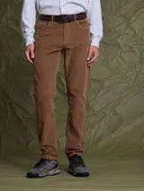 Pantalón de pana color marrón, de corte recto y diseño clásico con bolsillos laterales y traseros.