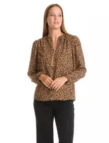 Blusa de gasa con estampado animal print, cuello a la base con escote en V y cierre frontal, manga larga con puños elastizados.