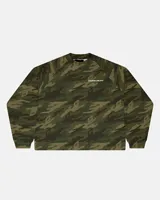 Remera manga larga térmica con diseño de estampado camuflado en tonos verde militar. Presenta un corte relajado y logo estampado en la parte frontal y trasera.