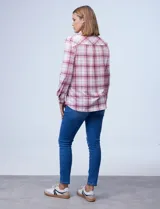 Camisa de Robert Louis en tejido soft a cuadros color borgoña, blanco y gris. Tiene cuello camisero, abertura central con botones, mangas largas regulables con presilla y botón, y bolsillos aplicados en el pecho.