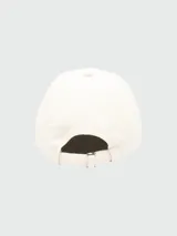 Gorra de baseball color blanco crudo, con visera curva y costuras decorativas en zigzag a contratono en el borde. Presenta un parche circular bordado con el logo de la marca en el frente.