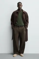 Mocasín casual color beige de piel con acabado serraje, antifaz en el empeine, horma redonda y suela a tono.