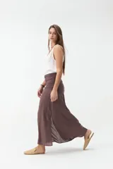 Falda larga color marrón, con diseño fluido y cintura fruncida elastizada.
