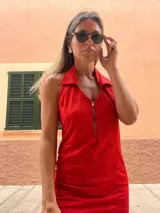 Vestido corto rojo con cuello polo, cierre frontal con cremallera y diseño calado.