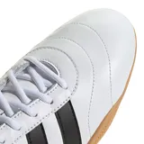 Championes Adidas de estilo urbano inspirados en el tenis, con capellada de material sintético blanco, las icónicas tres tiras laterales en negro y suela de goma color caramelo.
