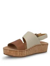 Sandalias de plataforma con suela de corcho. Presentan una tira frontal de cuero marrón y una tira superior de tela en color beige, con ajuste de hebilla metálica en el talón.