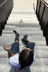 Botas altas de caña media en eco cuero negro, con taco fino de 4 cm y punta fina. Presentan un diseño distintivo en la parte posterior con una hilera de ganchos metálicos tipo imperdibles plateados.