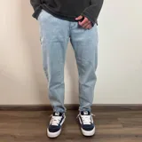 Jean de corte mom con efecto lavado, tiro medio y largo al tobillo.