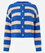 Cardigan de punto con diseño de rayas horizontales en azul y beige. Presenta cuello redondo, manga larga, cierre frontal con botones y puños y ruedo acanalados.