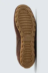 Zapatilla de estilo retro con cordones, confeccionada en una combinación de piezas de tela y cuero con acabado de gamuza. Cuenta con suela dentada en contraste.