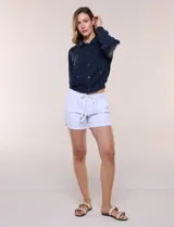 Camperita bomber de lyocell con textura suave, color azul marino, cuello camisero, cierre frontal con botones a presión, bolsillos laterales con solapa, mangas largas con puños elásticos y pretina fruncida en el ruedo.