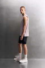 Musculosa de entrenamiento Zara Athleticz, confeccionada en tejido técnico ligero y elástico con zonas perforadas para mayor transpirabilidad. Presenta cuello redondo, corte regular fit y detalle de logo estampado en el pecho y el ruedo.