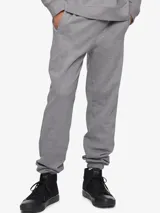 Pantalón tipo jogger de algodón con cintura elástica, bolsillos laterales y traseros, y logo de la marca bordado.