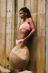 Conjunto de bikini turquesa con textura de nido de abeja, compuesto por un corpiño de corte recto con breteles finos y una bombacha clásica.