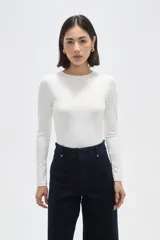Body de manga larga confeccionado en poliamida, con diseño ajustado al cuerpo y cuello redondo a la base.