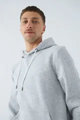 Buzo de algodón color marrón con capucha, bolsillo tipo canguro, mangas largas y logo estampado en el pecho.