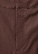 Pantalón largo de tiro alto color marrón, confeccionado en mezcla de lino, con bolsillos laterales y trabillas para cinturón.