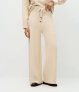 Pantalón recto de tricot con cintura elástica, confeccionado en mezcla de viscosa.